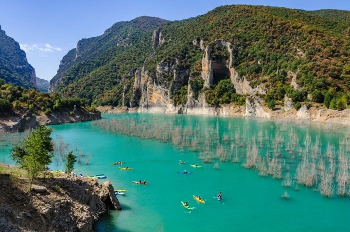 Practicando kayak por los cañones del Mont Rebei. Foto: Shutterstock.
